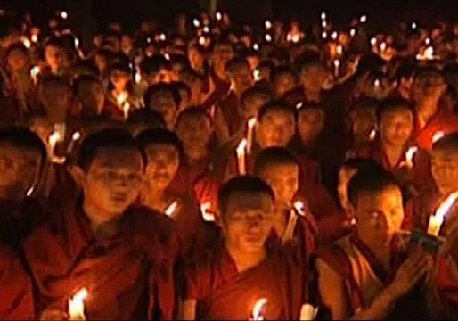 Buddha-Weekly-0Monks-chanting-mantra-by-candlelight-buddhist-practice