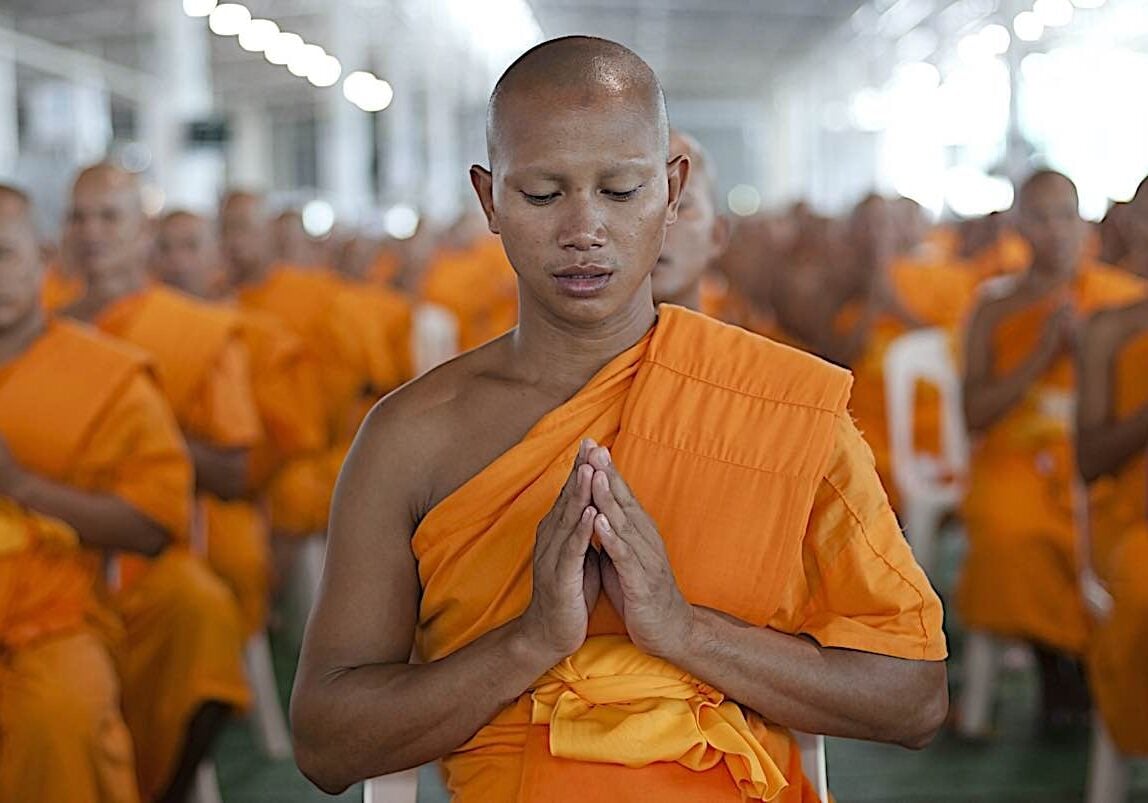 Buddha-Weekly-Monks praying Thailand-Buddhism